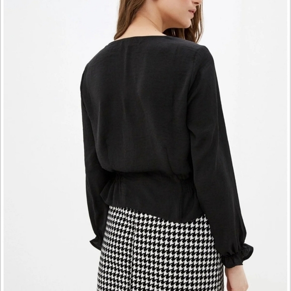 NWT Topshop Black Shirred Button Down Top Sz 6 - Picture 3 of 7